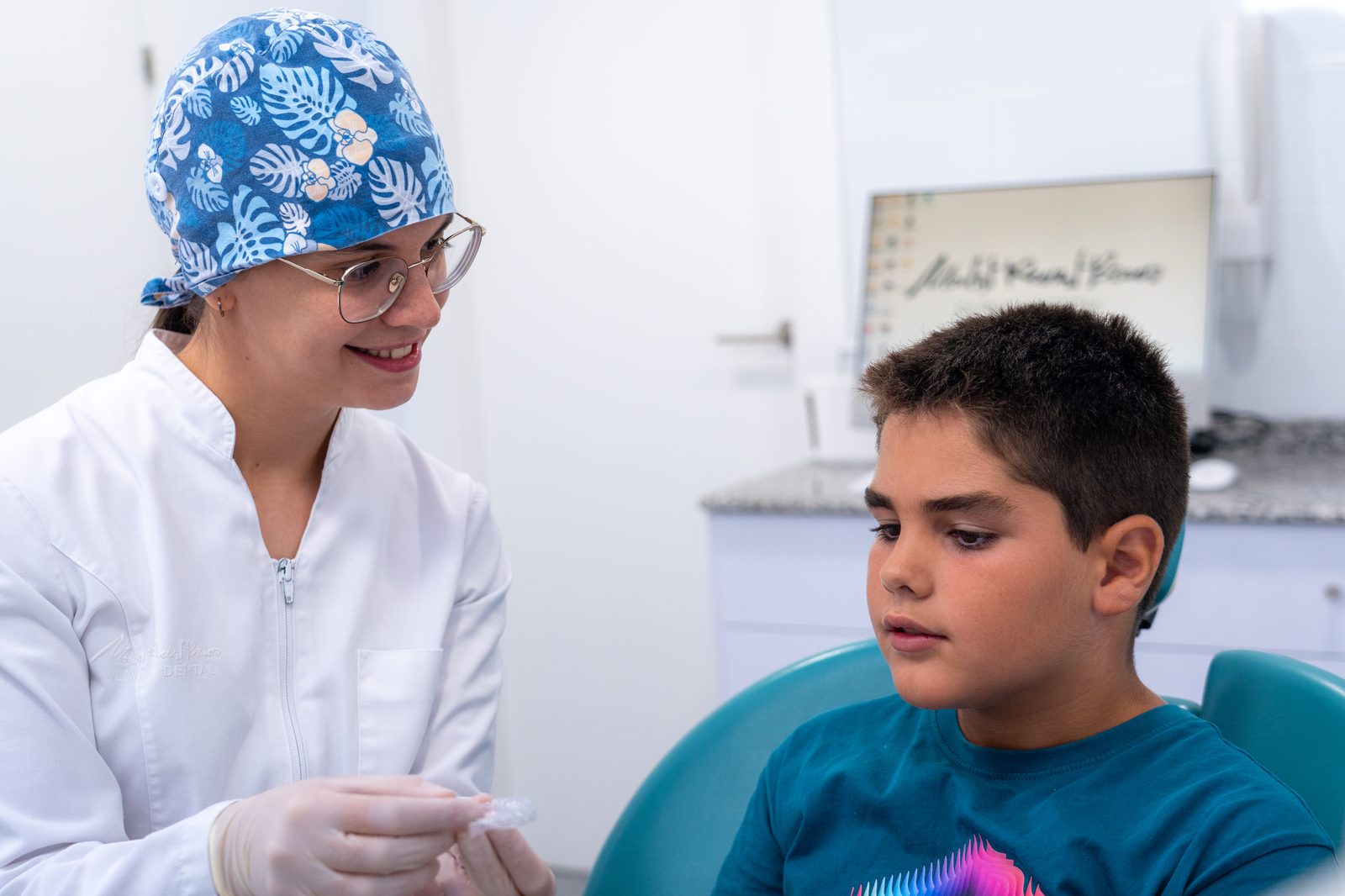 Dentista con paciente infantil en Talayuelas